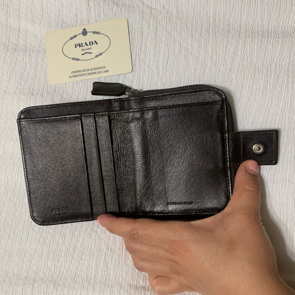 Authentic Prada wallet in GUC - Picture 6 of 9